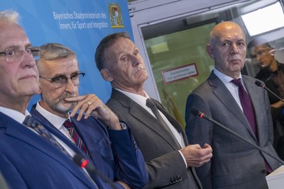 Sachsens Sportminister Armin Schuster (CDU/2. v.l.) hier beim „Sicherheitsgipfel“ im Herbst 2024 mit seinem bayerischen Amtskollegen Joachim Herrmann (CSU/links), DFL-Aufsichtsratschef Hans-Joachim Watzke und DFB-Präsident Bernd Neuendorf (rechts).