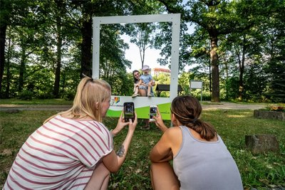 Ein überdimensionaler Bilderrahmen steht am Schloss Wolkenburg. Personen lassen sich fotografieren.