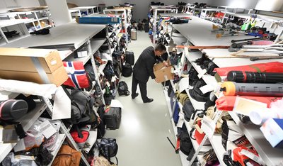 Sachbearbeiter Andreas Duncker im Fundbüro des Flughafens von Frankfurt am Main