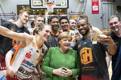 Die Kanzlerin genoss die Atmosphäre in der Halle damals sehr und machte nach dem Spiel sogar Fotos mit den Chemnitzer Spielern.