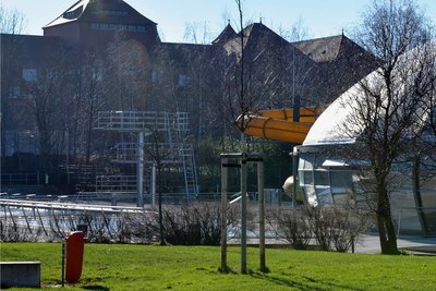 Auch das beheizte Schwimmbecken im Außenbereich ist wieder auf die notwendige Betriebstemperatur gebracht worden. Insgesamt müssen im Freiberger Johannisbad mehr als 900 Kubikmeter Wasser erwärmt werden.