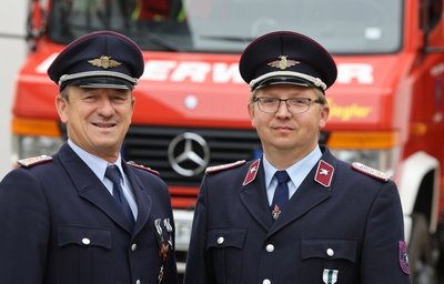 Der alte und der neue Wehrleiter von Schönberg: Gerd Scholz (links) übergibt die Verantwortung an Steffen Gräfe. 