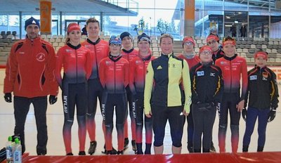 Das Mylauer Team mit Betreuer Stephan Mothes (ganz links) und Eisschnelllauf-Ikone Claudia Pechstein (mit gelb-schwarzer Jacke). 