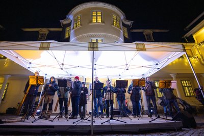 Das Russisch-Horn-Ensemble beim Auftritt zum Markneukirchener Weihnachtsmarkt im Innenhof des Musikinstrumenten-Museums.