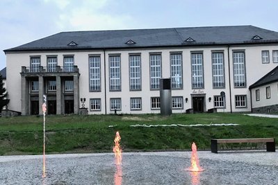 Die Stadthalle von Oelsnitz. Seit 2004 kümmerte sich die Wohnungsbaugesellschaft um deren Bewirtschaftung - nun übernimmt dies wieder die Stadtverwaltung. Analog verhält es sich mit der Lehrschwimmanlage. 