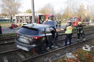 Nach der Kollision mit einem Mast landete der Mazda im Gleisbett der Straßenbahn.