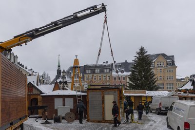 Die Vorbereitungen für den Annaberger Weihnachtsmarkt laufen auf Hochtouren. Ab nächsten Freitag werden wieder Zehntausende Besucher in der Kreisstadt erwartet.