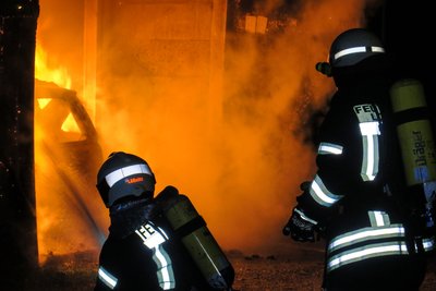 Mit Löschschaum konnten die Kameraden der Feuerwehr den Brand schnell unter Kontrolle bringen.