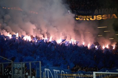 HSV-Fans hatten während des Spiels bei Borussia Dortmund viel Pyrotechnik abgebrannt. (Archivbild)