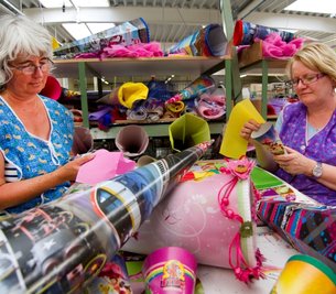 Kerstin Hildebrand (links) und Ute Seifert sorgen dafür, dass zum Schulanfang genügend Zuckertüten da sind. Insgesamt hat die Firma Nestler in der Saison 2011/2012 zwei Millionen Stück verkauft. Foto: Bernd März