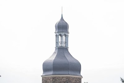 Der Theumaer Kirchturm ist schon von Weitem sichtbar.