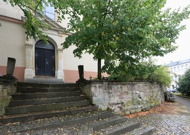 Der Eingangsbereich der Laurentiuskirche wird sich verändern. Sträucher, Linden und die beiden Postamente an der obersten Stufe, die erst später hinzugefügt wurden, kommen weg, die Mauer wird erneuert.