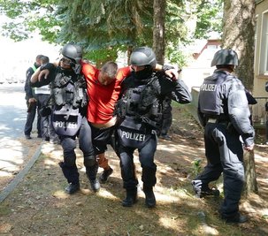 Polizei und Rettungsdienst haben am Mittwoch in Mittweida das Verhalten in lebensbedrohlichen Einsatzlagen geübt.