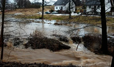 Im März 2006 trat der Raumbach in Heinsdorfergrund derart über die Ufer. Um künftig Schäden zu verhindern oder zu vermindern, lassen Heindorfergrund, Reichenbach und Mylau ein Konzept erstellen.