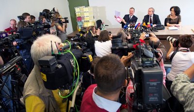 Der Präsident des Münchner Oberlandesgerichts, Karl Huber (Mitte), gab das Ergebnis des Losverfahrens für die Platzvergabe bekannt.  Foto: P. Kneffel/dpa
