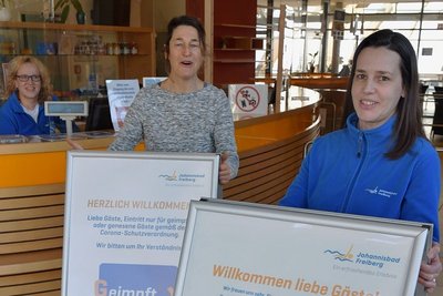Ines Heinitz (von vorn), Claudia Küchenmeister und Iris Schnabel freuen sich auf Bade- und Saunagäste.