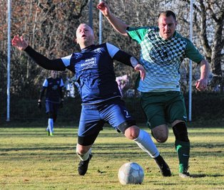 Nicht zu stoppen: Die Langhennersdorfer um Michael Götze (r.) haben sich im Spitzenspiel gegen den BSC II (hier mit Pierre Schulz) 4:1 durchgesetzt und die Freiberger zur Winterpause von Platz 2 verdrängt. 