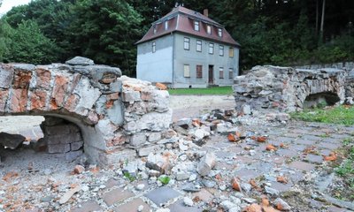 Vom Schlossmühlenkomplex ist das ehemalige Wohnhaus am Mühlberg 6 noch stehen geblieben. Der Denkmal-Doktor ist auf das Gebäude, das im 18. Jahrhundert gebaut wurde, aufmerksam geworden. Im Vordergrund sieht man die Reste der Schlossmühle.