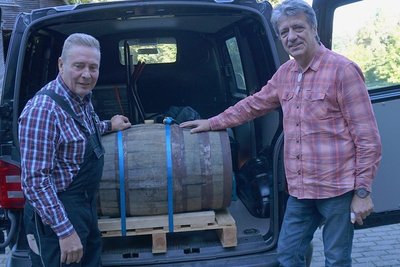 Wolfgang Lückert (links) und Thomas Engler mit dem 100-Liter-Fass Whisky für das Schaubergwerk Grube Tannenberg.