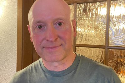 „Jeden Tag sitzen Menschen in meiner Praxis, die mit Ende 50 nicht mehr können. Aber dass ich irgendwann auch gern kürzer treten möchte, lässt die Situation des Ärztemangels nicht zu.“ Allgemeinmediziner Holger Otto ist 62 und betreibt eine Praxis in Oelsnitz.