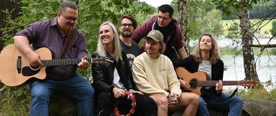 Singer-Songwriter unter sich: Martin Seidel (v. l. n. r.), Anika Jankowski, Martin Lischke, Maximilian Reuschel, Friedemann Spindler und Emely Hedel sowie drei weitere Musiker schreiben im Sommercamp zusammen neue Stücke. 