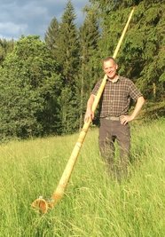 4,70 Meter misst das Alphorn von Alexander Golde. 