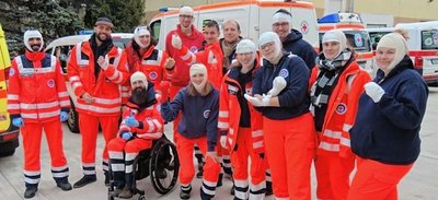 In dem Auffrischungslehrgang übten die ehrenamtlichen Sanitäterinnen und Sanitäter des DRK auch das Anlegen von Verbänden. 