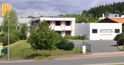 Im ehemaligen Gebäude der Volana Vogtlandmoden im Industriegebiet Auerbach-West lässt jetzt die Firma Elfenhaut produzieren.