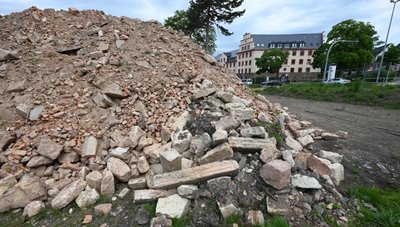 Zu Jahresbeginn wurde das seit langem halb eingefallene Haus an der Zschopauer Straße/Ecke Clausstraße abgerissen. Seitdem befindet sich dort ein riesiger Schutthaufen. 