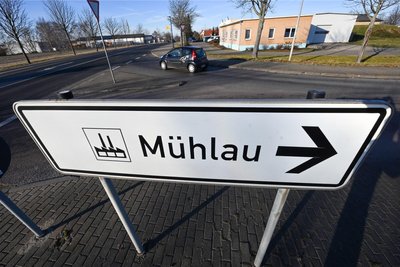 Die Gemeinde Mühlau, hier ein Verkehrsschild zum Gewerbegebiet als Symbolbild, fällt immer wieder auf: Dieses Jahr gibt es zur Gemeinderatswahl nur einen Wahlvorschlag mit 13 statt der geforderten 14 Kandidaten. Was bedeutet das?