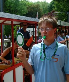 Parkeisenbahn-Schaffner Benjamin Stenke kann weiter die Kelle heben. Die Einbrecher haben sich in der Nacht zum Montag nur die Spielzeugkellen mit Liebesperlen geschnappt. Die richtigen Kellen gehörten zum Glück nicht zum Diebesgut.