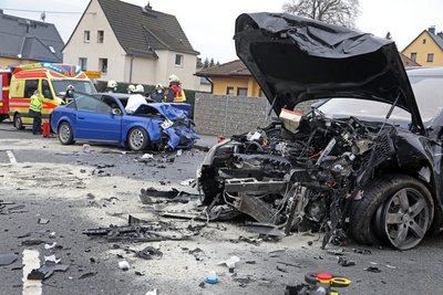 Die beiden Autos wurden bei dem Zusammenstoß schwer beschädigt.