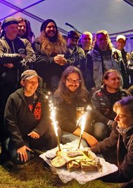 Ein süßer Geburtstagskuchen, auf dem das Moshers-Maskottchen dekorativ in Szene gesetzt wurde, durfte auch bei den Hardrock-Fans nicht fehlen. 