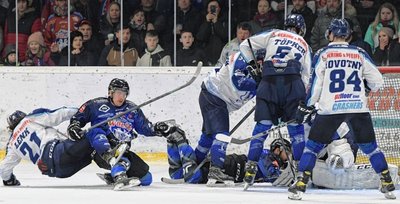 Turbulent und kämpferisch ging es im ersten Finalspiel in der Eishockey-Regionalliga Ost zu. Schönheide zog den Kürzeren. 