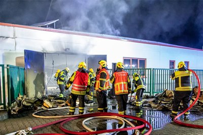 Bei diesem Großbrand in einem Betrieb für Medizin- und Pyrotechnik in Lugau hätte laut Paul Schaarschmidt ein Rauchmelder größere Schäden verhindern können.