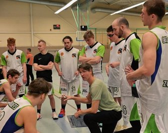 Baskets-Trainer Stephan Wolf schwört seine Mannschaft ein. Gegen die Dresden Titans III trug seine Ansprache Früchte. 