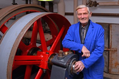 Der Neuhausener Jürgen Löschner holte diese historische Dampfmaschine ins Erzgebirge, restaurierte sie und baute sie im Heizhaus des heutigen Stuhlmuseums ein. Er starb am 4. Mai.