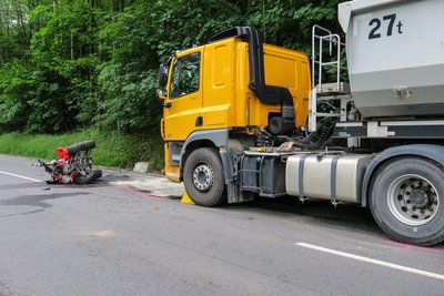 Die Quadfahrerin war frontal gegen einen Laster gekracht.