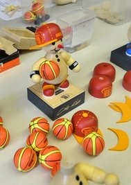 Ein Magnet sorgt dafür, das die Figur den Basketball "in der Hand halten" kann.