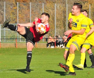Starker Auftritt: Die Kicker des SV Fortuna Langenau, hier mit Kapitän Philipp Musch (l.), spielten zuhause vor fast 230 Zuschauern gegen Spitzenreiter VfB Fortuna Chemnitz groß auf, wurden am Ende aber nicht belohnt. Der Favorit setzte sich glücklich mit 3:2 durch. 