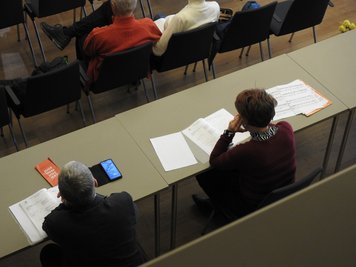 Die Klavier-Jury im Saal des Robert-Schumann-Konservatoriums hat von Freitag bis Sonntag das Spiel von 43 jungen Pianistinnen und Pianisten zu beurteilen. 