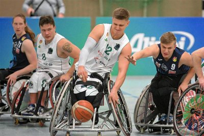 Marek Wesolowski (Zweiter von rechts) und seine Teamkollegen kämpften gegen den BBC Münsterland verbissen um jeden Ball. Am Ende aber unterlagen die Zwickauer den Gästen.