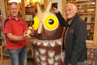 Eine zentnerschwere Eule wurde 6000. Ausstellungsstück in der Geschichte des Ersten Europäischen Nussknackermuseums in Neuhausen. Jürgen Löschner und sein Sohn Uwe hatten die Exponate zusammengetragen. Mit der Eule können Kokosnüsse geknackt werden.