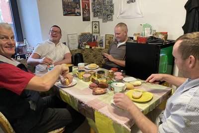 Hier wird mit Appetit gegessen. Zur Frühstückspause hat Firmenchef Markus Blömer (hinten) Tierarzt Dr. Uwe Müller (links) eingeladen. Auch die Gesellen Toni Schmidt und Jens Höppner (rechts) langen ordentlich zu.