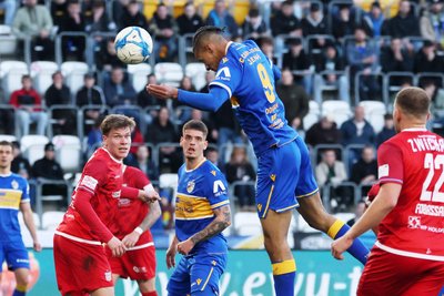 Das ging viel zu einfach: Emeka Oduah (Mitte) bringt Jena in dieser Szene 1:0 in Führung.