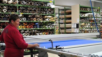 Ramona Andrick schneidet bei Erfal Rollos nach Kundenwunsch zu.