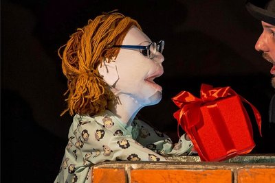 Konrad Bruno Till in "Das rote Paket". Das Kinderstück ist eine Inszenierung des Figurentheaters der Landesbühnen Sachsen. 