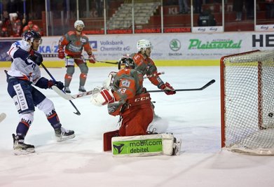 Die Hoffnung auf einen Heimsieg der Eispiraten erhielt am Dienstagabend schon im ersten Drittel einen Dämpfer. In dieser Szene bringt Martin Hlozek (links) die Towerstars Regensburg 2:0 in Führung. 