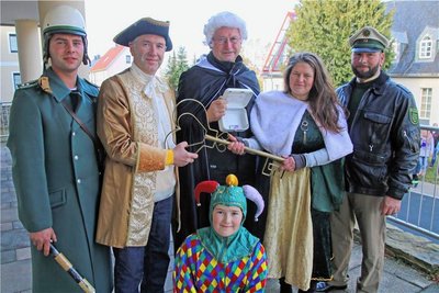 Bürgermeister Andreas Beger (hinten Mitte) und die Halksbrücker Narren bei der Schlüsselübergabe 2019. 