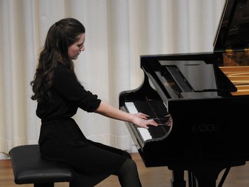 Lena Leistner aus Klingenthal spielte ein Programm aus Werken von Sergej Rachmaninow, Franz Liszt, Johann Sebastian Bach und Franz Schubert. 